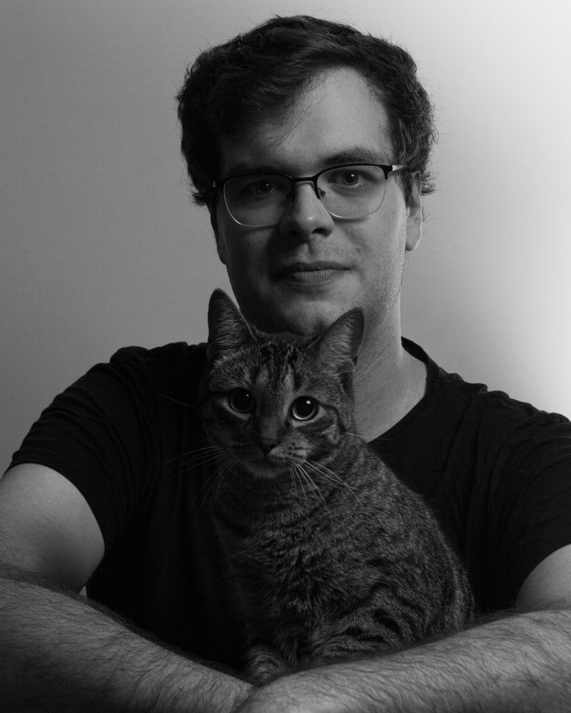 Lucas Fernández Villafranca holding his cat